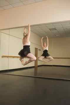 美丽的芭蕾舞女演员跳舞前面镜子