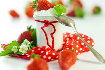 新鲜的草莓健康的酸奶