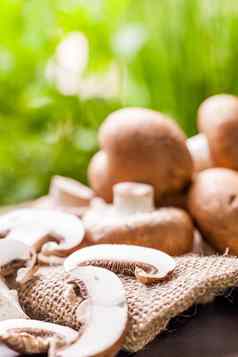 新鲜的棕色（的）Agaricus蘑菇