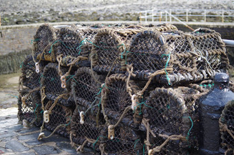渔人蟹锅堆放港口船台