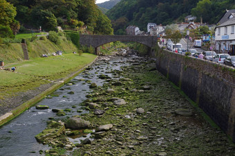 流林茅斯石头桥<strong>跨越</strong>流