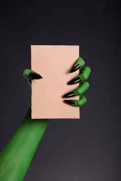 绿色怪物手黑色的指甲持有空白一块cardb