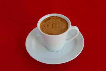杯咖啡粮食表达了红色的背景