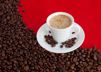 杯咖啡粮食表达了红色的背景