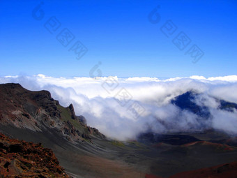 云滚动哈雷阿卡拉火山口毛伊岛夏威夷