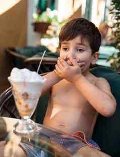 男孩吃冰奶油