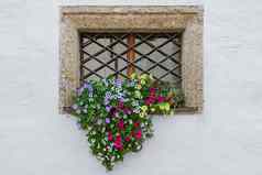 色彩斑斓的花窗口外欧洲房子