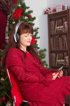 成人女人听音乐圣诞节树