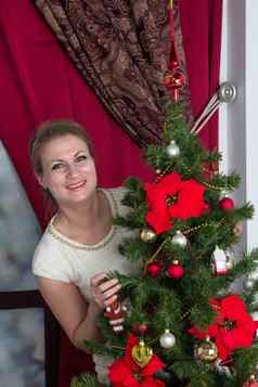 女人装修圣诞节树首页