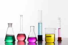 玻璃化学实验室填满彩色的液体