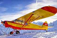 黄色的红色的飞机山坡瑞士阿尔卑斯山脉