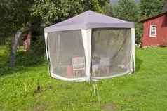 夏天房子帐篷蚊子保护农场院子里