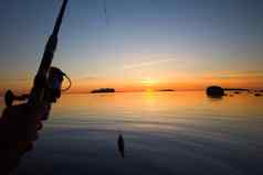 日落河鲈鱼钓鱼船杆