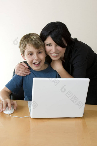 成人孩子享受电脑时间