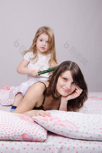 女儿梳理头发妈妈