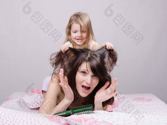 女儿拉头发妈妈