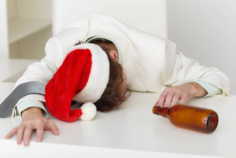 强烈喝醉了男人。圣诞节帽表格
