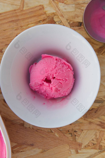 红色的浆果冰淇淋