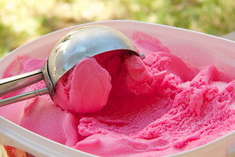 红色的浆果冰淇淋
