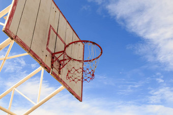 篮球希望笼子里蓝色的天空背景