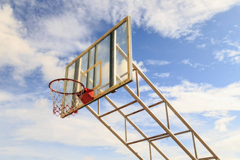 <strong>篮球</strong>希望笼子里蓝色的天空背景