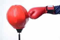 红色的拳击手套穿孔红色的冲袋练习
