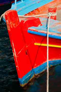 红色的斯特恩舵希腊钓鱼船