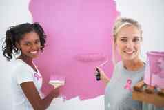 复合图像微笑室友绘画墙粉红色的