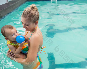 漂亮的妈妈。婴儿游泳池