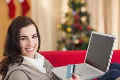 浅黑肤色的女人购物在线移动PC圣诞节