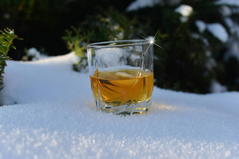 玻璃冰冷威士忌雪