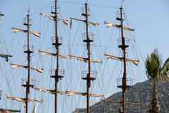 桅杆帆巨大的航行船背景蓝色的天空