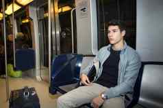 年轻的男人。坐着地铁火车通勤工作