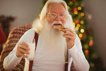 微笑圣诞老人老人吃饼干