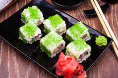 寿司卷集绿色鱼子酱姜筷子