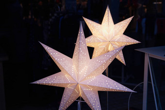 白色闪闪发光的美丽的明星形状的圣诞节装饰
