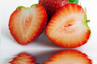 健康的红色的<strong>草莓水果</strong>切片孤立的<strong>白</strong>色后台