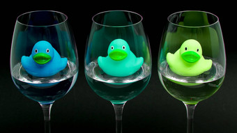 蓝色的绿色橡胶鸭子葡萄酒杯