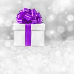 礼物盒子紫色的丝带弓