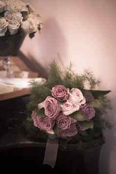 婚礼新娘花束粉红色的白色玫瑰花