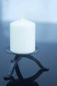 白色蜡烛装饰菜蓝色的背景