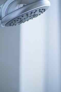国内浴室淋浴头特写镜头蓝色的