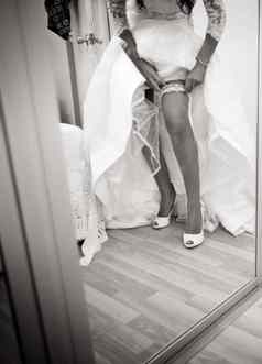新娘婚礼一天白色衣服腿