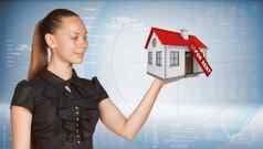 女商人持有模型房子标签租金