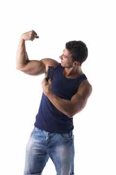 强大的肌肉发达的男人。弯曲手臂肌肉