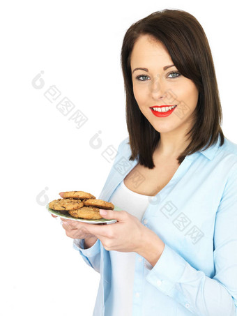 年轻的女人吃饼干