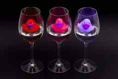 红色的粉红色的紫色的橡胶鸭子葡萄酒杯