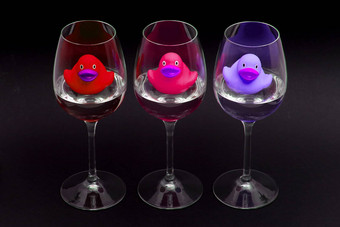 红色的粉红色的紫色的橡胶鸭子葡萄酒杯