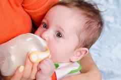 月婴儿喝牛奶瓶