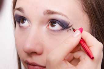 化妆艺术家油漆模型的眼睛